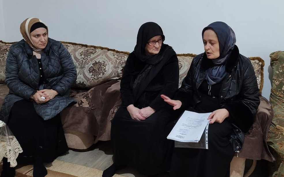 Директор комплексного центра Гусейнова Э.М, совместно с социальным работником, закрепленным за данной  семьей, и руководителем реабилитационного центра посетили семью погибшего участника СВО.